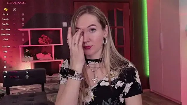 Hello_Lisha on StripChat 