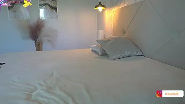 miss_juliaa on StripChat 